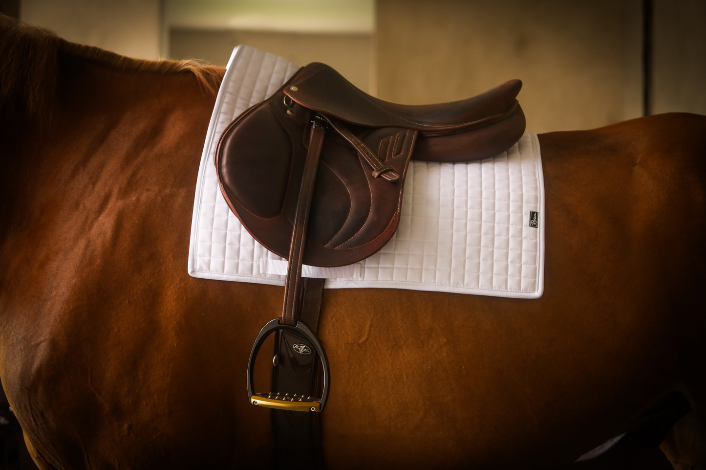 The Ergonomic Square Cut Saddle Pad - White